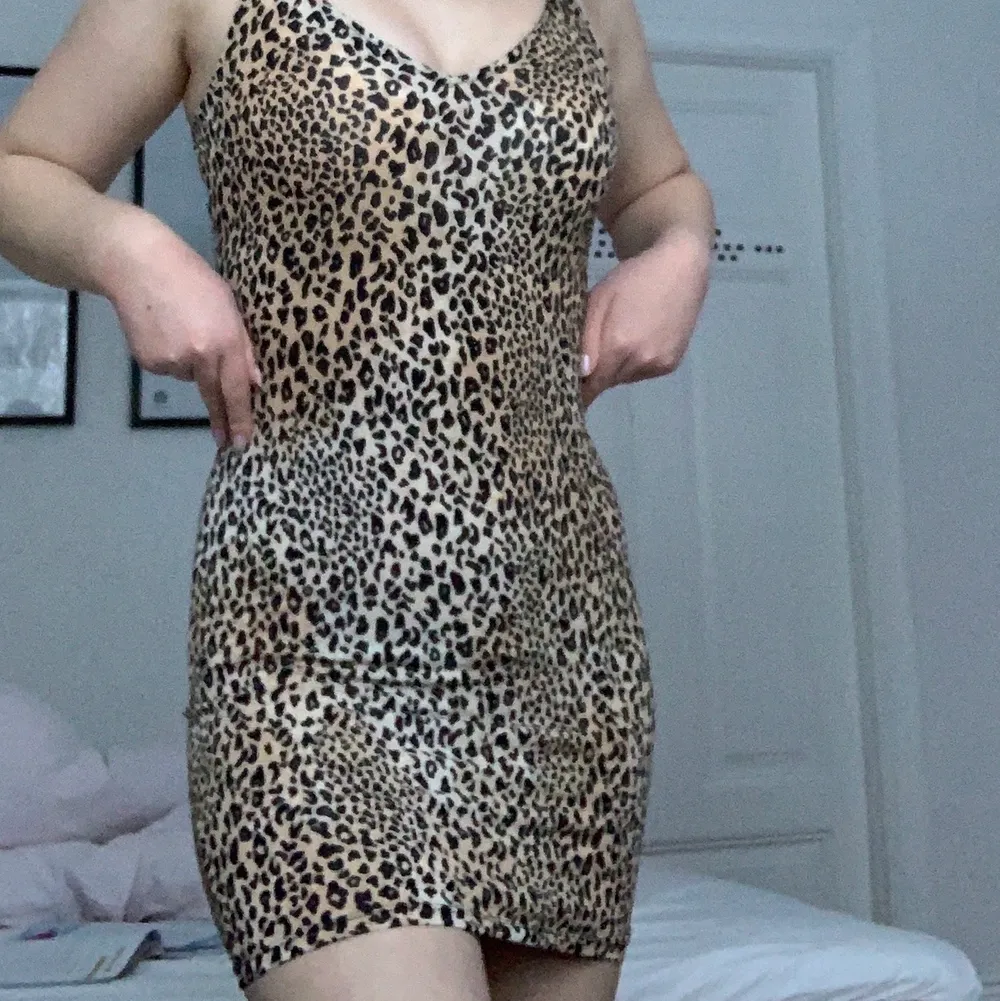 Tajt leopardklänning från H&M. Originalpris-99kr. Säljer eftersom jag aldrig använt den och vet att jag aldrig kommer att använda den.❤️ Jag är 166cm lång.. Klänningar.