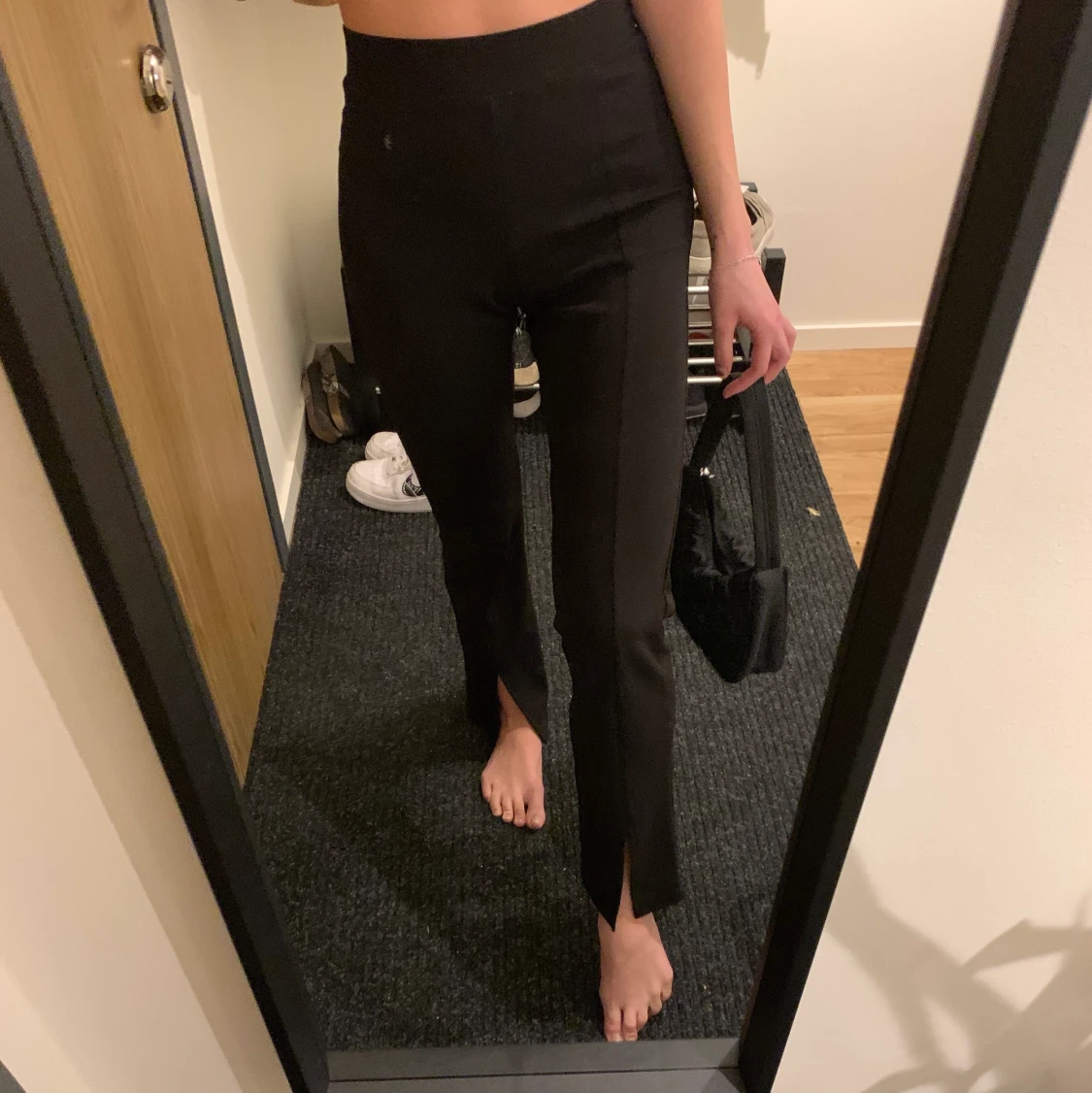 Byxor med slits framtill