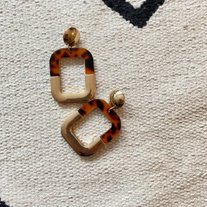 Stora örhängen med mönster 🧡 - Köpta förra håret på secondhand! Tunga! 🧡 