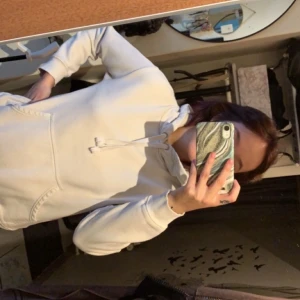 Vit hoodie  - Superfin 