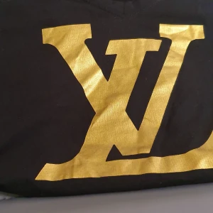 Åkt LV Tshirt - Åkt LV t.shirt Användade 2 dager och passar xs_ m.finns fler och passar till båda kön.