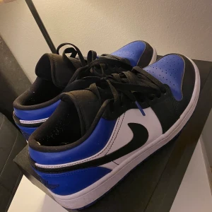 Air jordan 1 Low Royale Blue - Air Jordan 1 Low storlek 41, endast använd ett fåtal gånger, condition 8/10