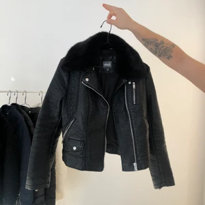 Fake skinnjacka med pälskrage - Jätteskön skinnjacka som är använd fåtal gånger! Har en svart fusk pälskrage som man kan ta bort! Säljes pga flytt! Frakt tillkommer! 🚚