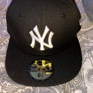 New Era keps  - Säljer nu min New Era keps då den var för liten. Endast testad. Skriv för frågor. Om fler vill köpa blir det budgivning  200+frakt!<3