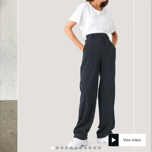 Randiga kostymbyxor från NAKD - Kostymbyxor som tyvärr är för stora i midjan för mig. Sparsamt använda och fint skick🥰🥰 