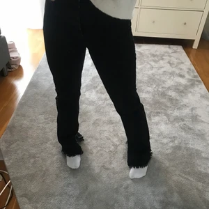 Jeans - Jeans från nakd med slits, köpta i höstas för 599kr, sitter super bra 