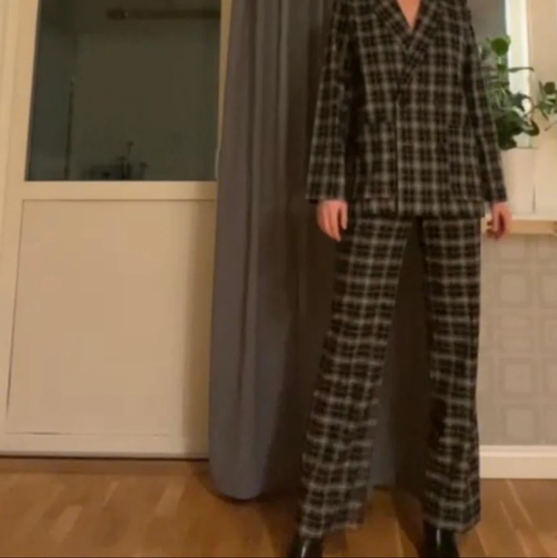 Rutigt kostymset - 91