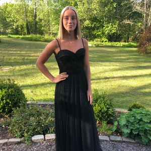 Balklänning  - En sjukt fin och cool balklänning köpt på dressroom Linné i Göteborg 😍köpt för 4999 men säljs nu för 2000kr. Endast använd en gång. Vid intresse och frågor, kommentera:) dela gärna!