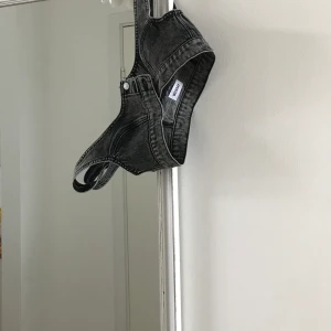 Världens snyggaste jeans topp från weekday  - Sjukt snygg jeanstopp som man kan ha för sig eller piffa upp till en outfit. Den säger storlek 40 men är väldigt liten i storleken 