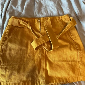 Gul kjol från BIKBOK - Gul kjol från BIKBOK, knappt använd så jätte fint skick, stl S