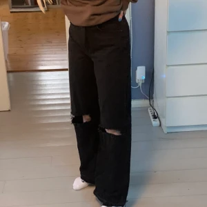 Visa Jeans med hål - Svarta jeans med hål, från hm, storlek 38 men sitter mer som en 36! För mer information kontakta mig.