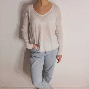 Tunn tröja från Ralph Lauren 💕 - Jätte fin Ralph Lauren tröja i bra skick förutom 2 st hål i bakre nacke men går att laga!                   storlek: S Direkt pris: 60kr, Skriv buden till mig privat eller kommentera på bilden! Buda med minst 5kr varje gång ✨(Alla bud är välkomna) Köpare står för frakten (Du bestämmer vilket paket så länge det uppfyller vikt och storleks kraven)