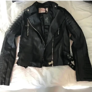 Skinnjacka  - Helt oanvänd skinnjacka med lapparna kvar. Säljer då den tyvärr inte kommit till användning. Byter inte. Köparen står för frakten (66 kr).