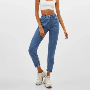 Bershka mom jeans vintage - Mörka vintage mom jeans från Bershka i storlek 38. De är förstora för mig så den första bilden är lånad från Berskhas egen hemsida. Längden passar mig som är 167 cm bra😋 Frakt tillkommer men kolla gärna in mina andra annonser för samfrakt💞
