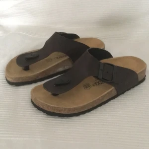 BIRKENSTOCK NYA Strl, 38 - Helt oanvända nya BIRKENSTOCK sandaler. Present som var f stora ( har 35 )   Nypris på dessa var 1000:- Jag säljer f halva priset 500:-