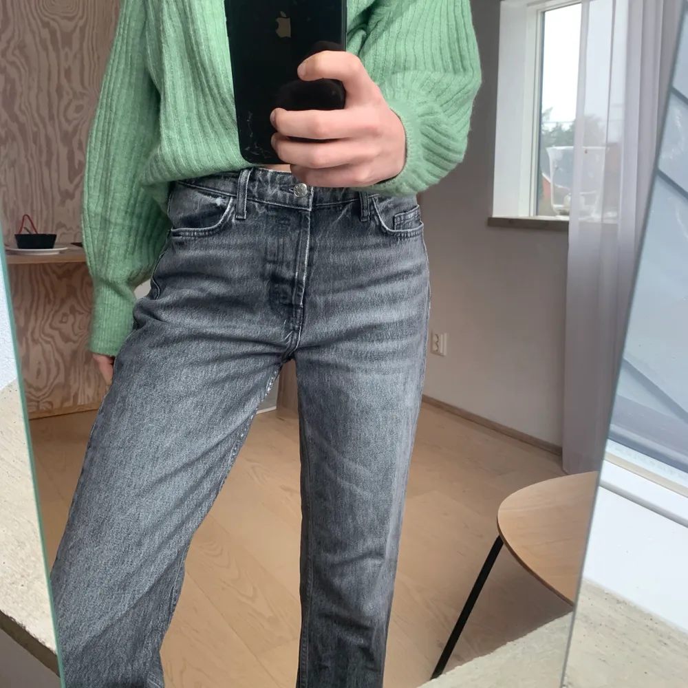 Gråa zara jeans, straight modell. Mkt sparsamt använda, vill sälja då det är för korta för mig(173) skulle nog passa bra till alla under 168. Pris kan diskuteras!. Jeans & Byxor.