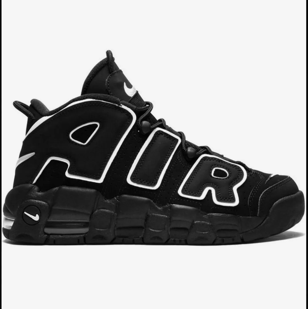 Säljer mina oanvända nike ”more uptempo” i färgen black/white i storlek 40. Priset är 2700kr i stockx,säljer mina för 1469. Alltså 1300kr plus spårbar frakt 169kr. Dessa skor säljs minst för 1800kr (oanvända) därför säljer jag mina för ett överkomligt pris!! True to size 39-40. 🖤🤍  Skorna släpptes 2020, kvitto finns, och box som ni ser i bilden, allt är äkta!! Skriv endast vid KÖP, svarar inom 30-1 timme. . Skor.