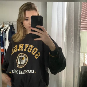 Brun sweatshirt  - Denna tröja är brun och gul. Den är lite boxy i modell och supergosig