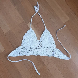 Virkat linne ONESIZE i vitt - Ett virkat linne i ONESIZE  med snörning i nacke och rygg. Perfekt till sommaren! Lite stor i bysten för mig och därför får den säljas😔