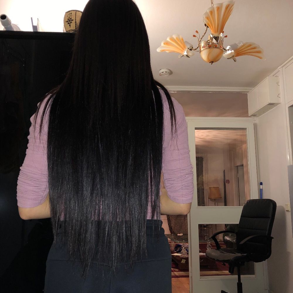 Säljer mitt 7 delade löshår (60cm) i svart färg då jag inte använder den mer, i topp skick och tvättas med olaplex schampo och balsam samt olaplex olja innan den fraktas🌸 den är i topp skick! Skriv för mer info då allt inte får plats här❤️ Skickar video när jag lockar den som bevis på att de äkta (går inte att locka syntet) fler bilder kan även skickas! FRAKT INGÅR❤️ skickar med en gåva också! Nypris 1500kr. Accessoarer.