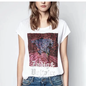 Zadig & Voltaire T-shirt - Säljer min helt slutsålda Zadig tröja som knappt är använd! (Tröjan är Äkta)💞 Skriv privat för fler egna bilder på plagget💞💞💞 buda i kommentarsfältet över 350kr