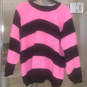 Randig stickad tröja  - Köpt på Afound men den är från Nobodys Child storlek S men sitter sådär najs oversized i modellen HÖGSTA BUD: 190kr  KÖP DIREKT FÖR 250kr