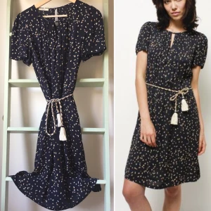 Sessun klänning  - Navy blå flytande klänning från Sessún. Strl 36-40. Nyskick och med många fina detaljer som tassels och små söta knappar. Finns bilder med klänningen på mig och mått. Nypris 1.800kr