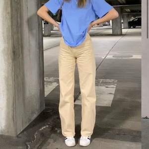 Monki jeans i beige färg, modellen Yoko. Storlek 27  i midjan vilket motsvarar kring s/m. Använda fåtal gånger. Dem två första bilderna från monkis egna hemsida. Möts upp i Stockholm annars tillkommer frakt på 66kr