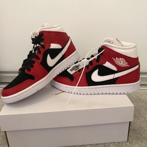 Air Jordan 1 - Säljer mina Air Jordan 1. De är helt oanvända och köpta på KLEKT i storlek 37,5. Säljer då de var för små💕 Kostade 2300 kr nya💕