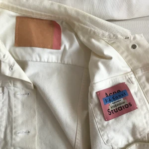 Acne jeansjacka - Säljer nu min fina jeansjacka från Acne Studios då den inte kommer tillräckligt mycket till användning. Köptes på Ted&Teresa i Göteborg för två år sedan. Då den knappt kommit till användning är den i väldigt fint skick. Skulle säga ett den passar en xs-s beroende på hur man vill att den ska sitta! Skriv gärna privat för fler bilder! 💞