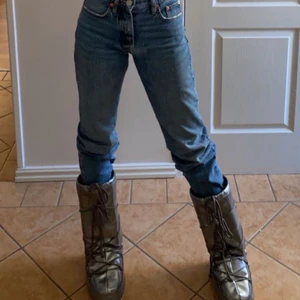 Silvriga / blanka Moonboots - Superfina silvriga / blanka moonboots! Använda ca 4 ggr, bra skick! Storlek 39-41 men passar även mig som har storlek 38. Bud från 800kr ❤️❤️