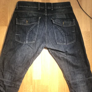 Y2k baggy jeans - Kör budgivning för dessa y2k jeans, passar baggy och jättefint! detaljerna är 10/10 😍 skulle rekommendera för folk under 1.85! Buda i kommenterna eller privat! U DONT wanna miss those jeans!!! 10/10