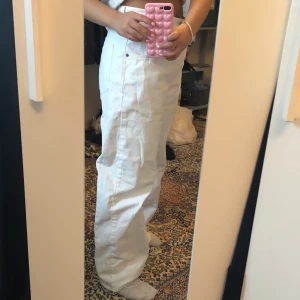 raka jeans  - raka vita jeans från zara 💘 står strl 40 i byxorna men passar 38! (midjemåttet är 77 cm och innerbenslängden är 72 cm) köparen står för frakten <3
