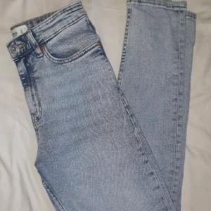 Jättesnygga Mom Jeans från Mango😍 - Sjukt snygga mom jeans från Mango, sitter skitsnyggt där bak och väldigt fin ljusblå färg! Köpt i somras men säljer pga att de ej kommer till användning längre!✨ Storlek 34! BUD PÅ 150kr!