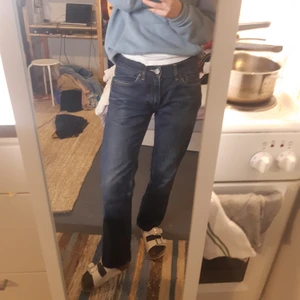 ACNE JEANS låg midja mörkblå - Ett par väl använda mörkblå Acnejeans med låg midja. Säljer så jag sällan använder och sitter lite skumt på mig. Jag är en 25 så skulle säga det passar xs till s pch kanske m om man vill ha dom tajt  men är ganska korta men lite långa för mig som är 165