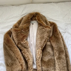 Pälsjack - Säljer denna skit snygga pälsjacka, väldigt fin och fluffig. Använd men i bra skick 