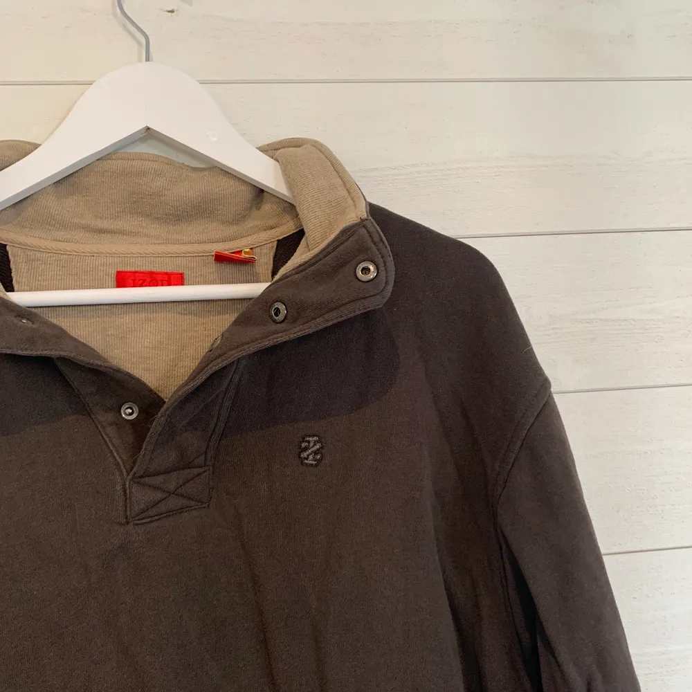 Trendig oversized brun sweatshirt med knappar från IZOD. Tröjor & Koftor.