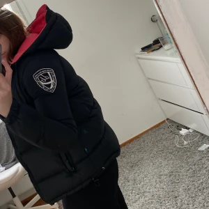 Dbrand eskimå jacka  - Jättefin och varm vinterjacka från Dbrand. Använd en vinter så lite slitningar men inget märkvärdigt. Färgen har blivit lite missfärgat inuti jackan längst ner(se sista bilden) pga svarta jeans men inget som syns när jackan används. Köparen står för frakt