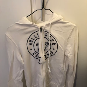 Hollister kofta - En vit hollister kofta storlek xs 90kr