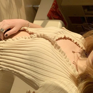 Kofta - Jättevacker trendig kofta köpt på shein💕 tyvärr så saknas en knapp längst ned men inget som påverkar något🤍 säljer då ja inte använder den längre men den är verkligen jättefin🤎 i bra skick också! Köparen står för frakt, den är i m men passar även s