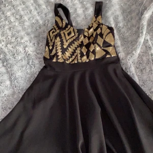 Glitterklänning  - Jätte fin klänning med paljetter på toppen och in sydda padds så, använd 1 gång på nyår, köparen står för frakten 