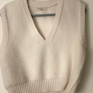 En snygg vit väst - En vit väst skit snygg till sommaren den har en liten fläck där som ni ser på bild tre men de är inget man märker när den är på