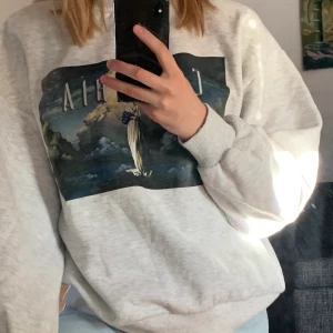 Sweatshirt med tryck - Hej! Säljer en oversized sweatshirt från bershka med Columbia Pictures tryck. Den är jättesnygg och passar perfekt till jeans eller mjukisbyxor. 