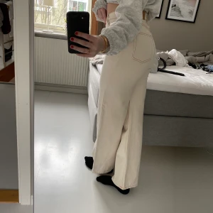 Jeans - Jeans från monki i modellen yoko💙 köparen står för frakten☺️