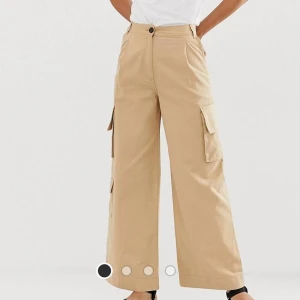 Beiga cargobyxor - Beiga cargobyxor från Monki strl 40, säljes pga för stora 