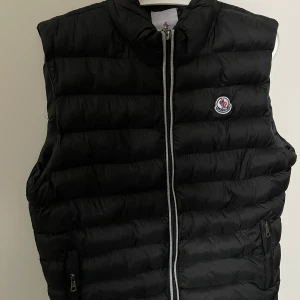 Monclear väst! (kopia) - Super fin monclear väst! en väldigt fin kopia och den ser äkta ut! Säljs för att den ej kommer till användning längre! 