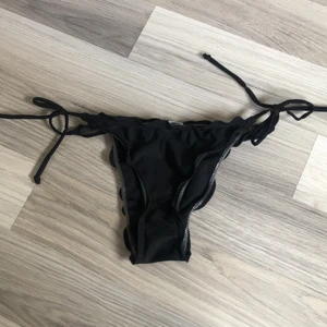Snygga brazilianbikinitrosor - Snygga bikinirrosor i brasiliansk rufflad modell. Köpta från Nelly, väldigt lite använda, i storlek xs. 40kr inklusive frakt