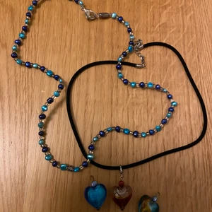 Smycken/halsband  - Jätte fint halsband med flera hjärt berlocker. Gått i min släck i generationer. Skriv för fler bilder! Om fler är intresserade blir de budgivning! 