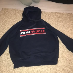 Mörkblå hoodie  - En mörkblå hoodie ifrån Gina tricot i storlek S, använd ett fåtal gånger. Köparen står för frakten!