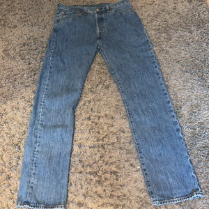 Levis 501or - Säljer mina Levis 501or. Dom är i storlek 32/32 och condition är vintage inga fläckar eller flaws finns💫